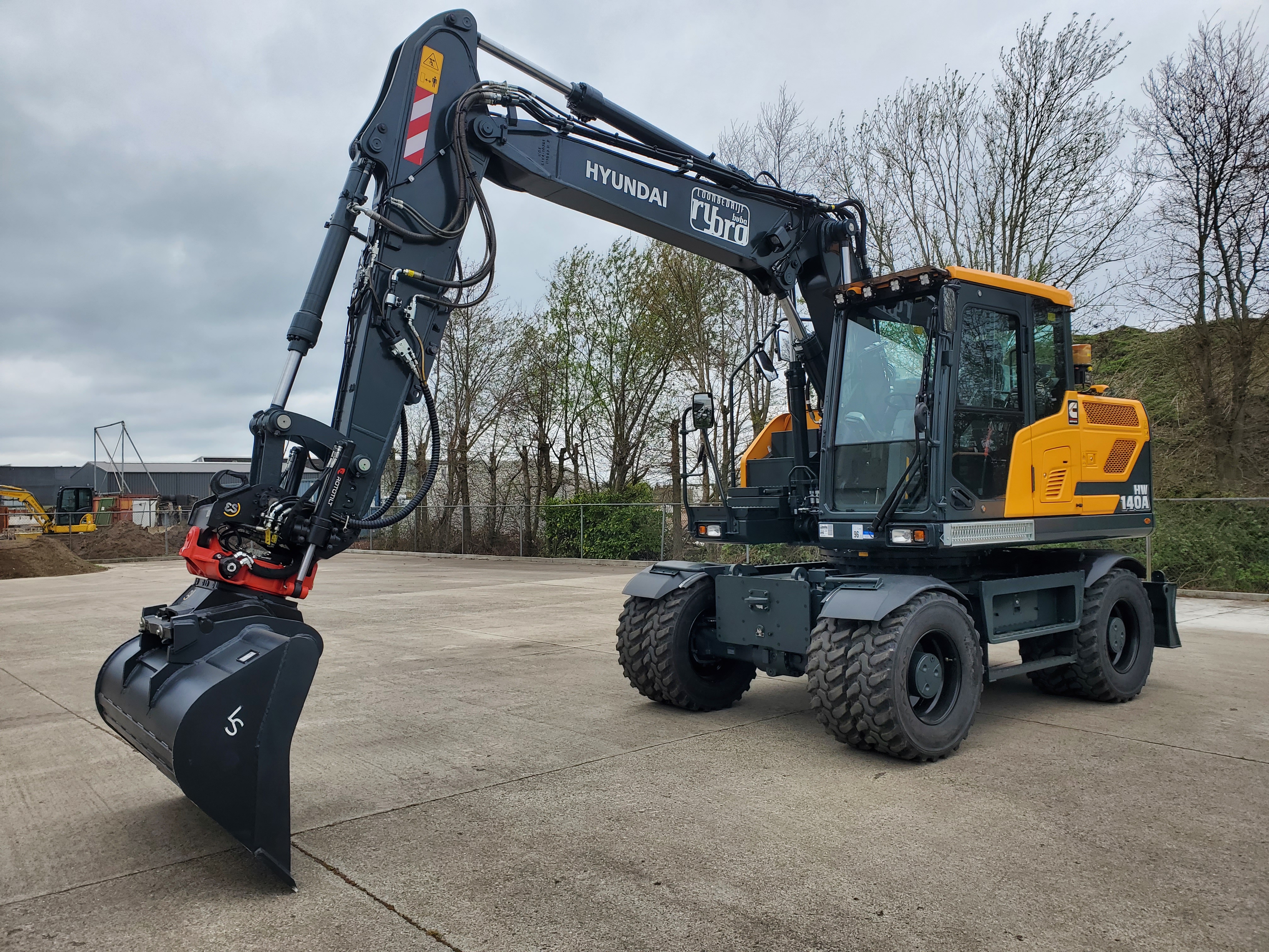 Met een nieuw, compact ontwerp van de achterzijde en verbeterde nieuwe serie mobiele graafmachines, waarmee u zich kunt onderscheiden voor controleerbaarheid zijn de HW140A en HW160A de nieuwe leiders op grote en kleine talloze toepassingen op de weg en off-road. Onze machines in de A-serie voldoen locaties, voor het maken van sleuven, graven, grondverzet, boren, snijden, heffen of aan EU Stage V-emissievoorschriften en leveren tegelijkertijd betere prestaties, en een betere voorbereiding van de werkplek. Kies voor betere brandstofzuinigheid en uitstekende resultaten. Samen kunnen we bergen verzetten!